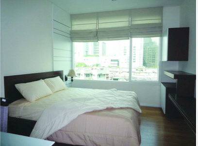 Sell with Tenants !!! 52 sq.m. Corner unit one bedroom condo for sale in Bangkok Sukhumvit 23. Fully furnished.