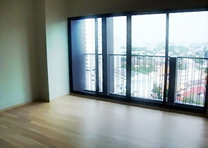 Best price!!! Condo for sale in Noble Reveal Ekamai Sukhumvit 63. High floor two bedrooms 87 sq.m. Walk to Ekamai BTS. Easy access to supermarket.