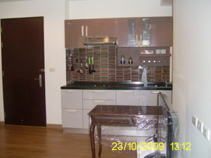 Condo for sale at Sukhumvit 42 close to Ekamai BTS. Fully furnished 1 bedroom 45 Sq,m. Easy access to many places.