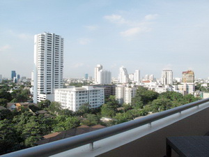 Expat. moving. Entirely renovated and tastefully furnished condo with HUGE BALCONY. Nice view 2 bedrooms and study 158 sq.m. Easy access to Thonglor BTS.