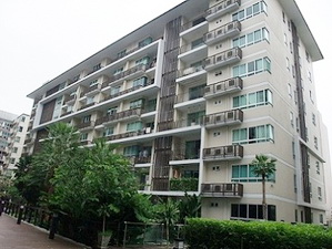 Brand new nicely furnished condo for sale in Bangkok Thonglor area. 2 bedrooms 75 sq.m. in nice & peaceful compound. Resort style.