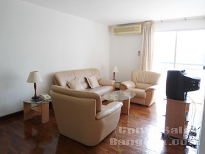 Keen to sell! Condo in Bangkok Sathorn area. 2 bedrooms 1 bathroom. Easy access to Chongnonsi BTS. Bright and comfortable.