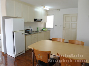 Keen to sell! Condo in Bangkok Sathorn area. 2 bedrooms 1 bathroom. Easy access to Chongnonsi BTS. Bright and comfortable.