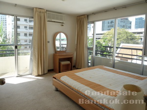 Keen to sell! Condo in Bangkok Sathorn area. 2 bedrooms 1 bathroom. Easy access to Chongnonsi BTS. Bright and comfortable.