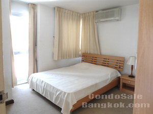 Keen to sell! Condo in Bangkok Sathorn area. 2 bedrooms 1 bathroom. Easy access to Chongnonsi BTS. Bright and comfortable.