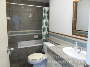 Keen to sell! Condo in Bangkok Sathorn area. 2 bedrooms 1 bathroom. Easy access to Chongnonsi BTS. Bright and comfortable.