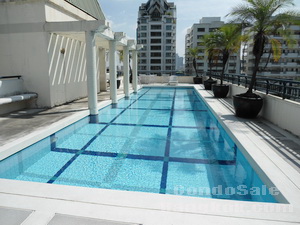 Keen to sell! Condo in Bangkok Sathorn area. 2 bedrooms 1 bathroom. Easy access to Chongnonsi BTS. Bright and comfortable.