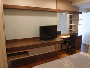 Tastefully furnished condo for sale in Sukhumvit 31 nice residential area. 89 sq.m. 2 bedrooms. Fully furnished. Easy access to Prompong BTS, Emporium, etc.
