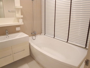 Tastefully furnished condo for sale in Sukhumvit 31 nice residential area. 89 sq.m. 2 bedrooms. Fully furnished. Easy access to Prompong BTS, Emporium, etc.