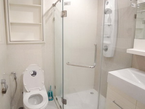 Tastefully furnished condo for sale in Sukhumvit 31 nice residential area. 89 sq.m. 2 bedrooms. Fully furnished. Easy access to Prompong BTS, Emporium, etc.