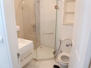 Tastefully furnished condo for sale in Sukhumvit 31 nice residential area. 89 sq.m. 2 bedrooms. Fully furnished. Easy access to Prompong BTS, Emporium, etc.