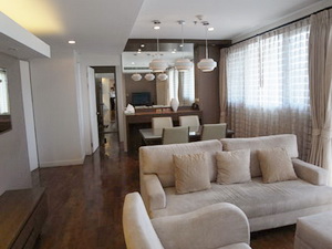 Tastefully furnished condo for sale in Sukhumvit 31 nice residential area. 89 sq.m. 2 bedrooms. Fully furnished. Easy access to Prompong BTS, Emporium, etc.