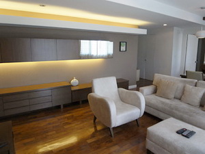 Tastefully furnished condo for sale in Sukhumvit 31 nice residential area. 89 sq.m. 2 bedrooms. Fully furnished. Easy access to Prompong BTS, Emporium, etc.