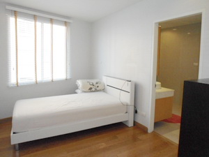 Expat moving! Nice modern condo for sale in Sukhumvit 39. Cute balcony with 3 bedrooms 137 sq.m. Resort style. Greenery & Peaceful.
