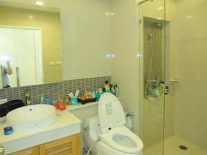 Expat moving! Nice modern condo for sale in Sukhumvit 39. Cute balcony with 3 bedrooms 137 sq.m. Resort style. Greenery & Peaceful.