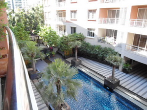 Expat moving! Nice modern condo for sale in Sukhumvit 39. Cute balcony with 3 bedrooms 137 sq.m. Resort style. Greenery & Peaceful.