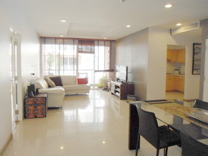 Expat moving! Nice modern condo for sale in Sukhumvit 39. Cute balcony with 3 bedrooms 137 sq.m. Resort style. Greenery & Peaceful.