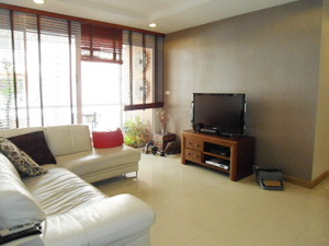 Expat moving! Nice modern condo for sale in Sukhumvit 39. Cute balcony with 3 bedrooms 137 sq.m. Resort style. Greenery & Peaceful.