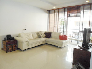 Expat moving! Nice modern condo for sale in Sukhumvit 39. Cute balcony with 3 bedrooms 137 sq.m. Resort style. Greenery & Peaceful.