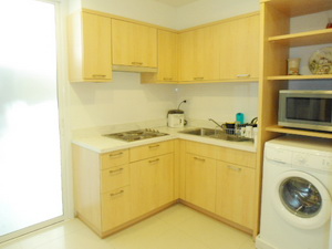 Expat moving! Nice modern condo for sale in Sukhumvit 39. Cute balcony with 3 bedrooms 137 sq.m. Resort style. Greenery & Peaceful.