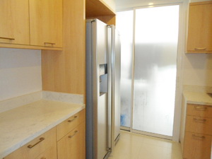 Expat moving! Nice modern condo for sale in Sukhumvit 39. Cute balcony with 3 bedrooms 137 sq.m. Resort style. Greenery & Peaceful.