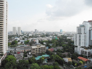Spacious condo for sale in Bangkok Ekamai area. Family style and comfortable living. 260.27 sq.m. 3 bedrooms. Peaceful and convenient to shops and restuarants.