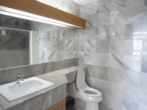 Spacious condo for sale in Bangkok Ekamai area. Family style and comfortable living. 260.27 sq.m. 3 bedrooms. Peaceful and convenient to shops and restuarants.