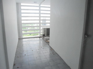 Spacious condo for sale in Bangkok Ekamai area. Family style and comfortable living. 260.27 sq.m. 3 bedrooms. Peaceful and convenient to shops and restuarants.