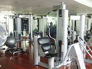 Spacious condo for sale in Bangkok Ekamai area. Family style and comfortable living. 260.27 sq.m. 3 bedrooms. Peaceful and convenient to shops and restuarants.