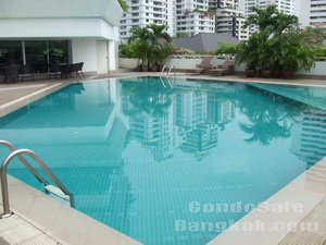 Spacious condo for sale in Bangkok Ekamai area. Family style and comfortable living. 260.27 sq.m. 3 bedrooms. Peaceful and convenient to shops and restuarants.