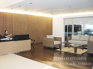 Spacious condo for sale in Bangkok Ekamai area. Family style and comfortable living. 260.27 sq.m. 3 bedrooms. Peaceful and convenient to shops and restuarants.