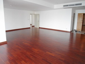 Spacious condo for sale in Bangkok Ekamai area. Family style and comfortable living. 260.27 sq.m. 3 bedrooms. Peaceful and convenient to shops and restuarants.