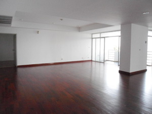 Spacious condo for sale in Bangkok Ekamai area. Family style and comfortable living. 260.27 sq.m. 3 bedrooms. Peaceful and convenient to shops and restuarants.