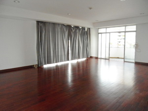 Spacious condo for sale in Bangkok Ekamai area. Family style and comfortable living. 260.27 sq.m. 3 bedrooms. Peaceful and convenient to shops and restuarants.
