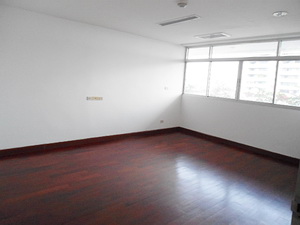 Spacious condo for sale in Bangkok Ekamai area. Family style and comfortable living. 260.27 sq.m. 3 bedrooms. Peaceful and convenient to shops and restuarants.