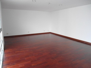 Spacious condo for sale in Bangkok Ekamai area. Family style and comfortable living. 260.27 sq.m. 3 bedrooms. Peaceful and convenient to shops and restuarants.