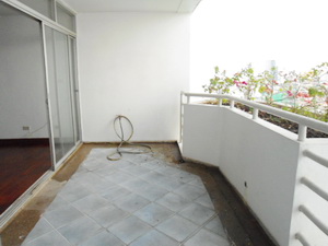 Spacious condo for sale in Bangkok Ekamai area. Family style and comfortable living. 260.27 sq.m. 3 bedrooms. Peaceful and convenient to shops and restuarants.