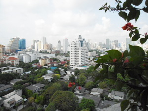 Spacious condo for sale in Bangkok Ekamai area. Family style and comfortable living. 260.27 sq.m. 3 bedrooms. Peaceful and convenient to shops and restuarants.