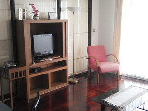 Cozy and comfortable living condo for sale in Sukhumvit Bangkok near Thonglor BTS. 88 sq.m. 2 bedrooms fully furnished. Bright & corner unit.