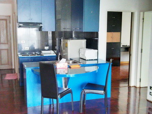 Cozy and comfortable living condo for sale in Sukhumvit Bangkok near Thonglor BTS. 88 sq.m. 2 bedrooms fully furnished. Bright & corner unit.