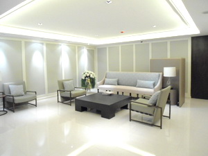 Brand new tastefully furnished 40 sq.m. in luxury low rise building near Emporium 1 bedroom. A few minutues walk to Emporium and Prompong BTS. Ready to move in.