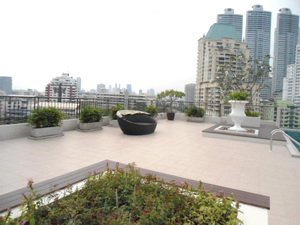 Brand new tastefully furnished 40 sq.m. in luxury low rise building near Emporium 1 bedroom. A few minutues walk to Emporium and Prompong BTS. Ready to move in.