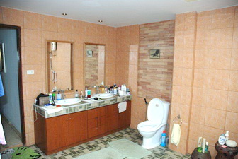 Townhouse for sale in Bangkok Sukhumvit 101/1. Easy access to BTS. Using area 200 sq.m. Land size approx 37.5 sq.m. 4 bedrooms.