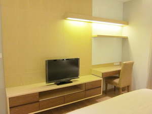 Condo for sale in Bangkok Sukhumvit 49 Prime area. Tastefully furnished one bedroom 58.90 sq.m. Very convenient location.