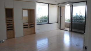 Spacious condo for sale in Bangkok Sukhumvit near Asok BTS. 177 sq.m. 3 bedrooms 2 bathrooms with built-in furniture. Easy to many place such as Terminal 21, BTS. Nice balcony with Panoramic city view!