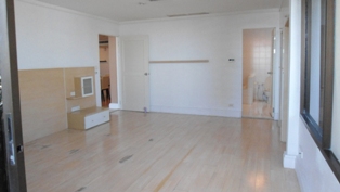 Spacious condo for sale in Bangkok Sukhumvit near Asok BTS. 177 sq.m. 3 bedrooms 2 bathrooms with built-in furniture. Easy to many place such as Terminal 21, BTS. Nice balcony with Panoramic city view!
