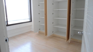 Spacious condo for sale in Bangkok Sukhumvit near Asok BTS. 177 sq.m. 3 bedrooms 2 bathrooms with built-in furniture. Easy to many place such as Terminal 21, BTS. Nice balcony with Panoramic city view!