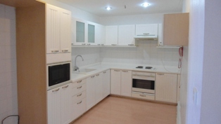 Spacious condo for sale in Bangkok Sukhumvit near Asok BTS. 177 sq.m. 3 bedrooms 2 bathrooms with built-in furniture. Easy to many place such as Terminal 21, BTS. Nice balcony with Panoramic city view!