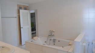 Spacious condo for sale in Bangkok Sukhumvit near Asok BTS. 177 sq.m. 3 bedrooms 2 bathrooms with built-in furniture. Easy to many place such as Terminal 21, BTS. Nice balcony with Panoramic city view!