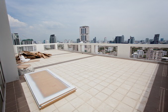 Condo for sale in Sukhumvit close to Prompong BTS. 2 bedrooms 110 sq.m. Enomous balcony of 120 sq.m. Fully furnished. High floor